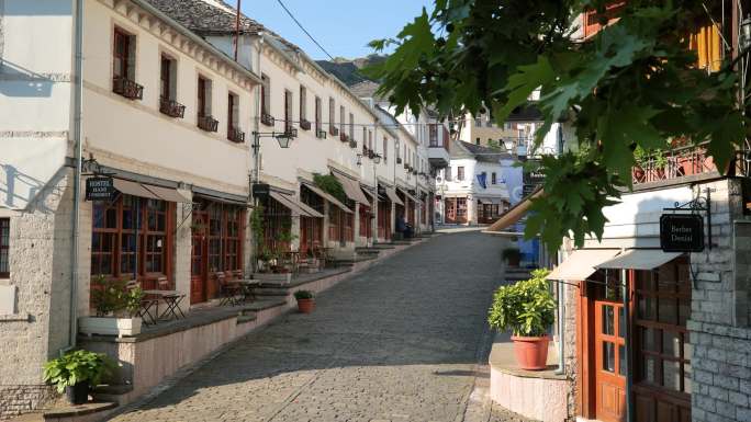 阿尔巴尼亚典型的古镇集市街道
