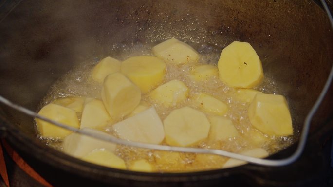 在大锅里用洋葱和肉煮土豆。