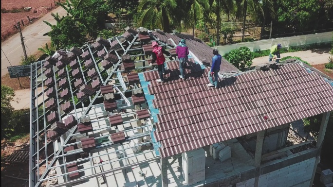 屋顶施工。屋顶工人在屋顶上工作。