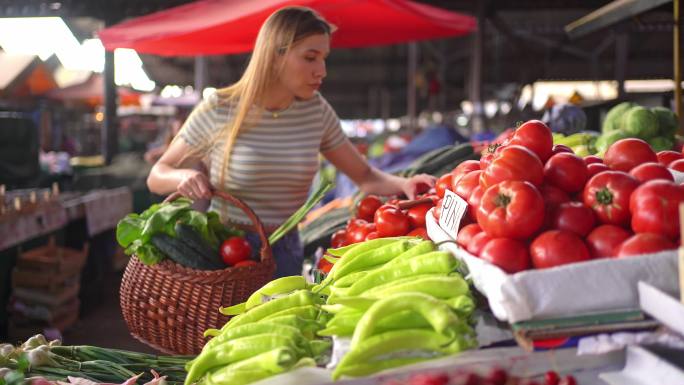 妇女在市场上购买新鲜食品