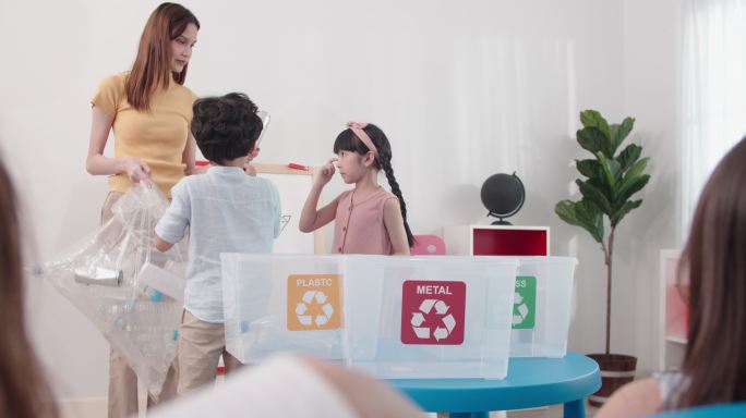 孩子们拿着塑料瓶单独回收到垃圾桶