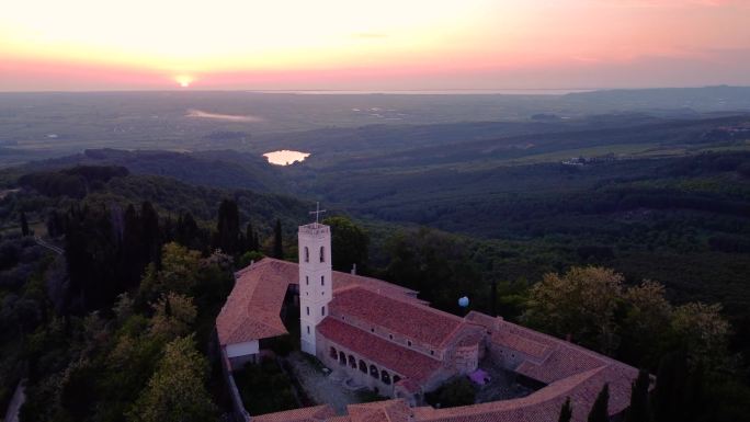 Ardenica修道院，无人机拍摄的山上的阿尔巴尼亚老教堂
