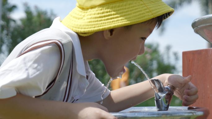 儿童喝水公共场所直饮水欢乐微笑视频素材