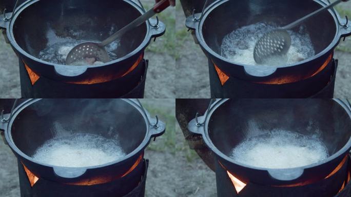 在大锅里用洋葱和肉煮土豆。