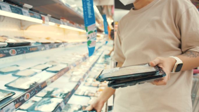 亚洲女性购物冰柜冷冻食品超市买肉