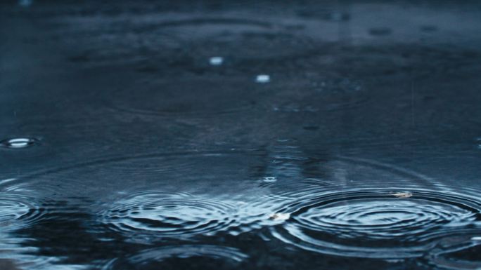 秋天梅雨季节下雨升格雨滴地面