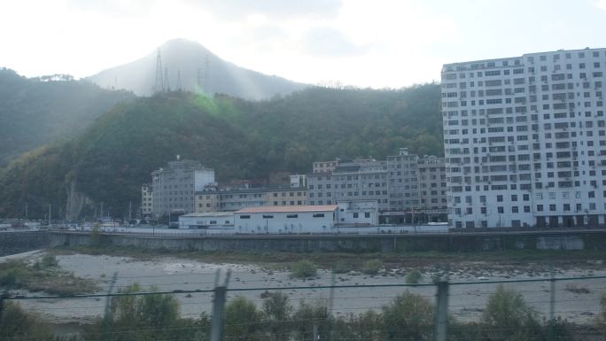 火车上拍摄秋天秦岭山中的城镇