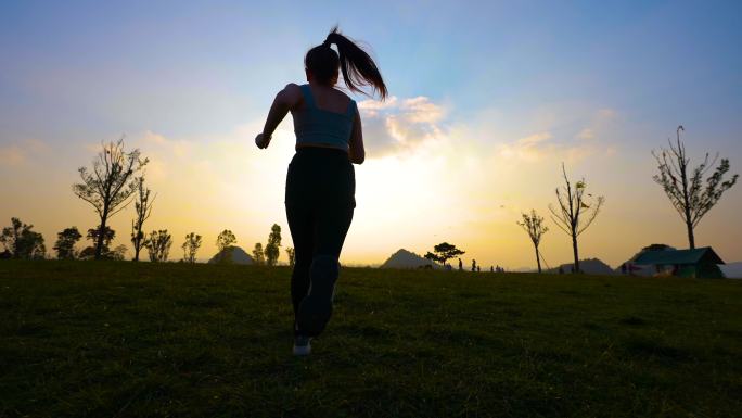 女孩户外阳光跑步休闲运动锻炼身体追梦人光