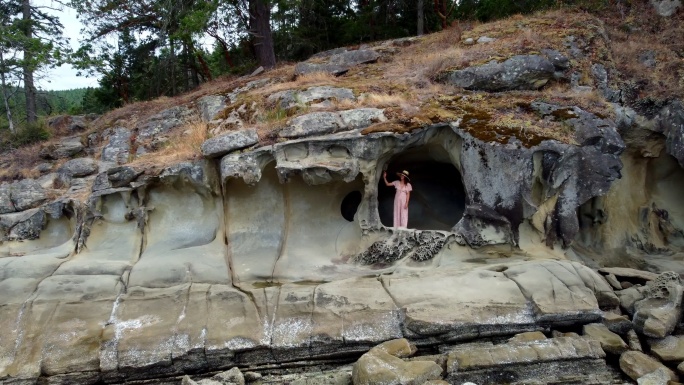 海滨度假女人石洞