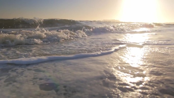 大海海浪空镜夕阳逆光海水沙滩特写可作开场