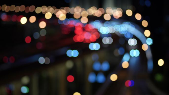 天桥和夜间城市交通的T/L散焦视图