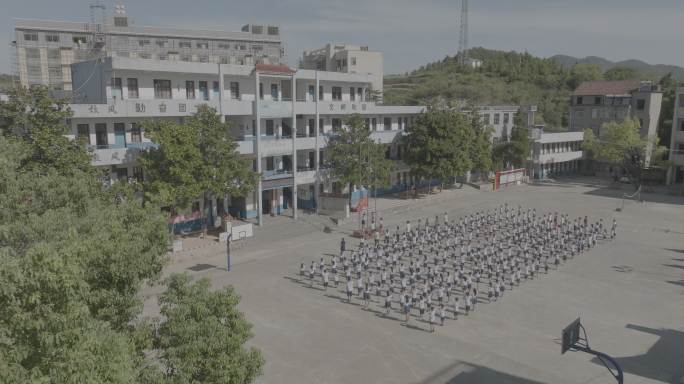 小学学校操场升国旗仪式