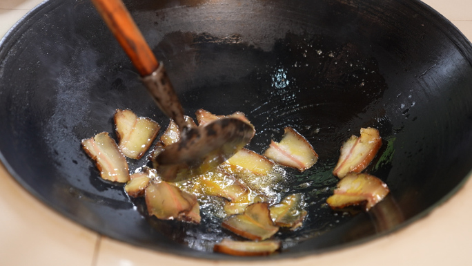 农村灶台铁锅炒菜