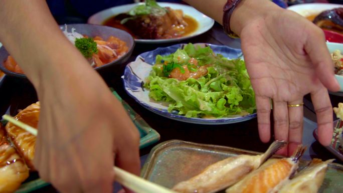 餐桌上的三文鱼、三文鱼烧烤和烤鸡日式食品。食物俯视图。