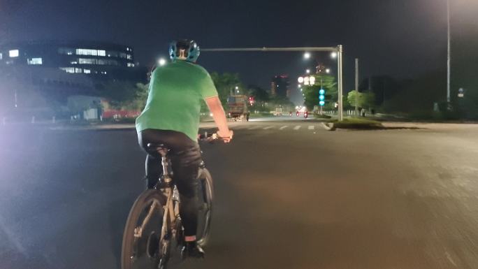 户外运动骑自行车的男子街道夜晚城市市郊