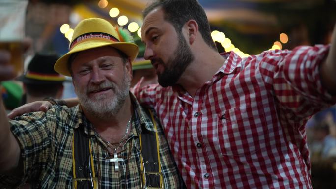 巴西圣卡塔琳娜布鲁梅瑙的父子庆祝啤酒节
