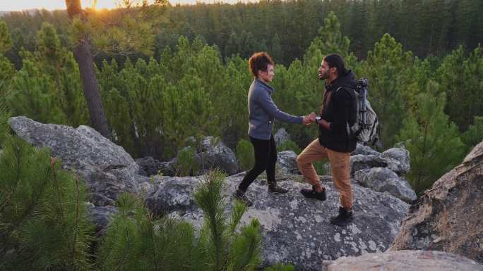 年轻人在森林徒步旅行时向女友求婚