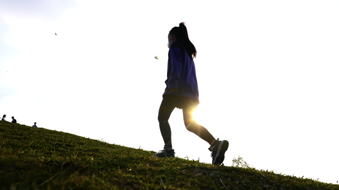 登山的人女孩登山户外阳光登山剪影逆光登山