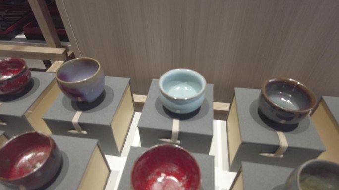 色彩斑斓茶杯展览艺术品展架