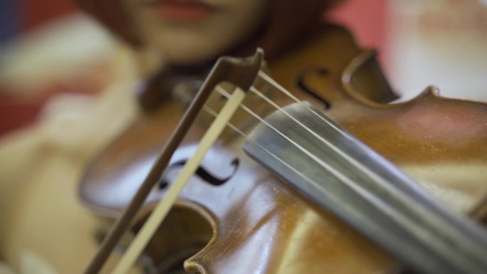 拉小提琴演奏小提琴女孩练习小提琴音乐演出