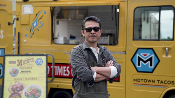 一位成熟的男性企业家和他的食品卡车的视频肖像