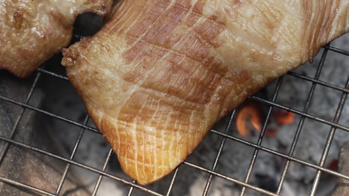 特写，俯视图，烤肉，炉子上的新鲜猪脖子。