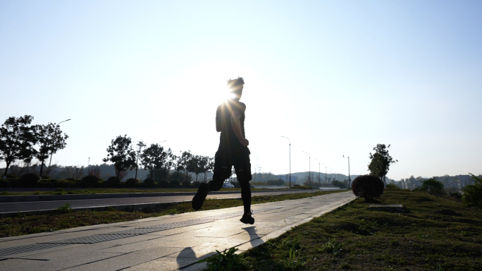 清晨日出跑步锻炼的男人运动健康户外清新感