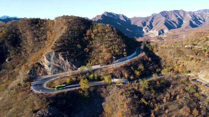 一辆公交车行驶在盘山公路-2