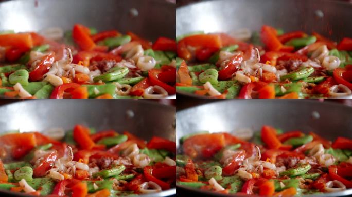 用虾仁、鱿鱼、贻贝、青豆和辣椒制作海鲜意大利卷