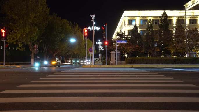 夜晚城市道路路口车流