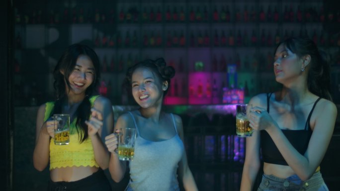 一群年轻女性在夜总会跳舞。