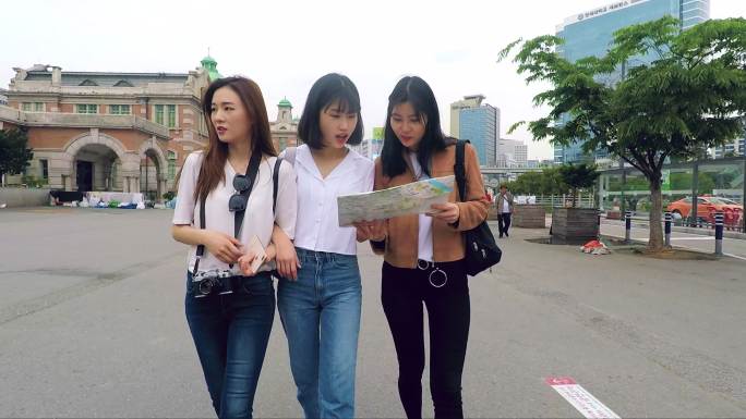 年轻的韩国游客刚刚抵达该市