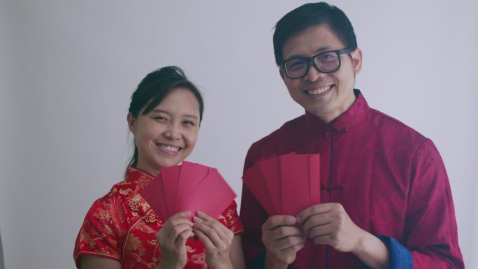 中国人夫妇为迎接新年拿红包