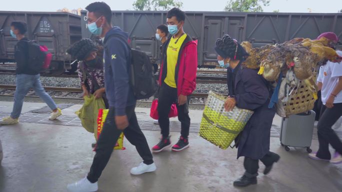 绿皮火车 行人 火车站