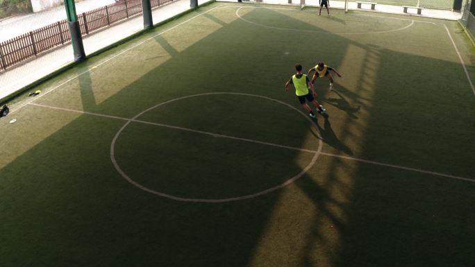 无人机射击：亚洲男子足球运动员与朋友打球。
