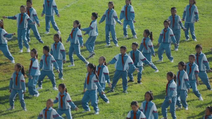 小学生视频云南傣族做团体操小学生