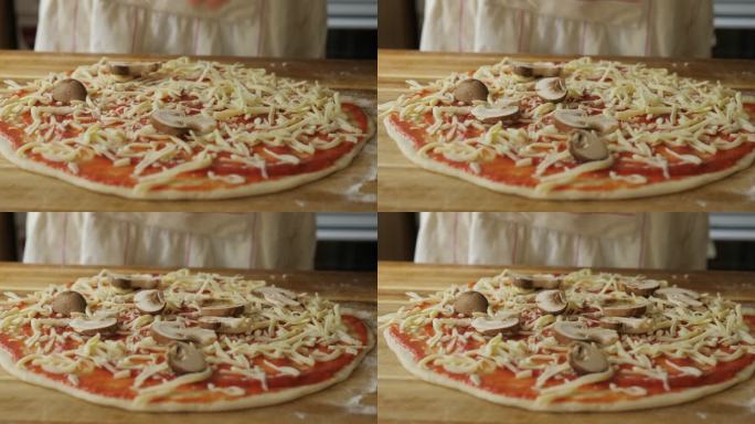 把蘑菇片滴在素食披萨上