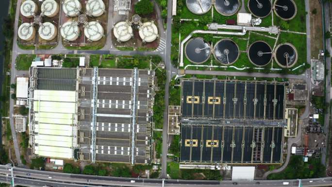 鸟瞰水处理厂，用于环境保护。