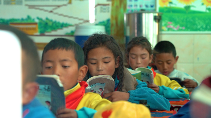 西藏少数民族小孩读书上课