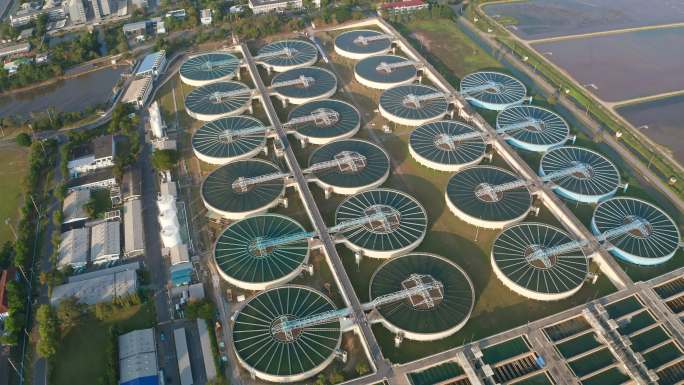 用于净化水或环境保护的鸟瞰水处理厂。