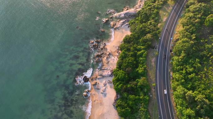 航拍海岸线公路