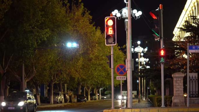 夜晚城市路口红绿灯