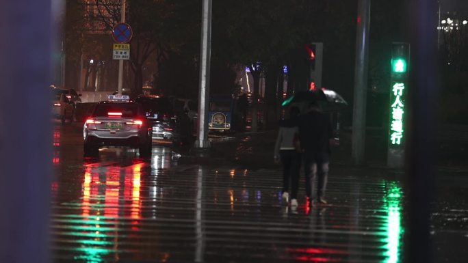 2022.11.雨天 路口行人过马路