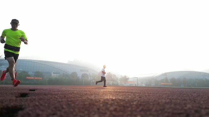 跑步锻炼的中年男子跑男