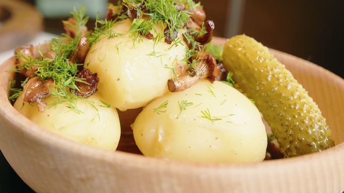 嫩土豆配蘑菇和香草。
