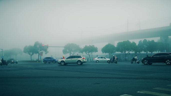 大雾清晨道路