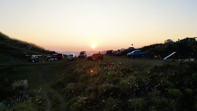 航拍黄昏日落登山看日落的人群与越野车户外