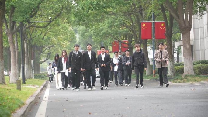 大学生走在校园路上