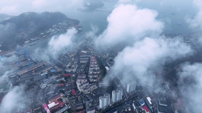 穿过云层俯瞰城市