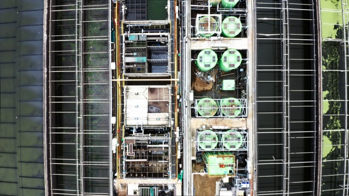 鸟瞰水处理厂，用于环境保护。